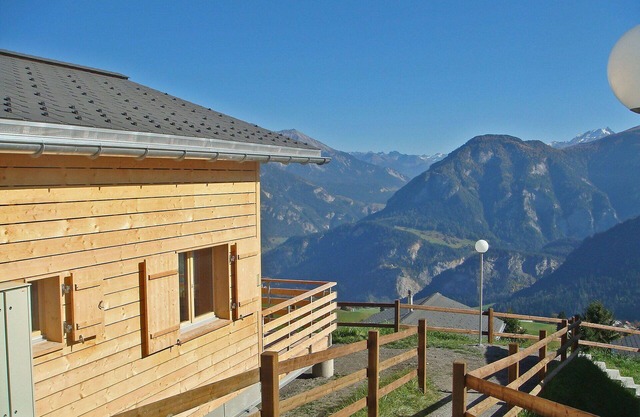 Stunning private villa for 6 guests with WIFI, TV, terrace, pets allowed, panoramic view and par.