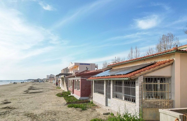 Stunning private villa for 6 people with WIFI, A/C, balcony and pets allowed