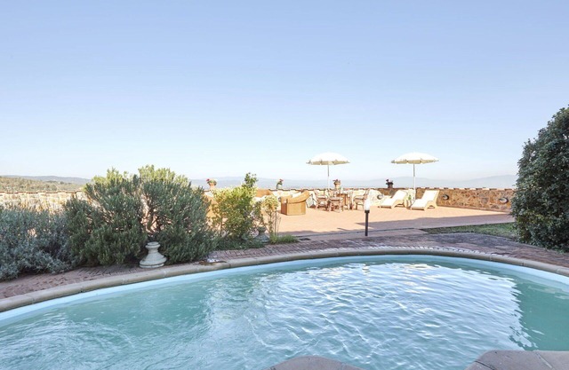 Stunning private villa for 16 people with WIFI, hot tub, private pool, A/C, TV and terrace