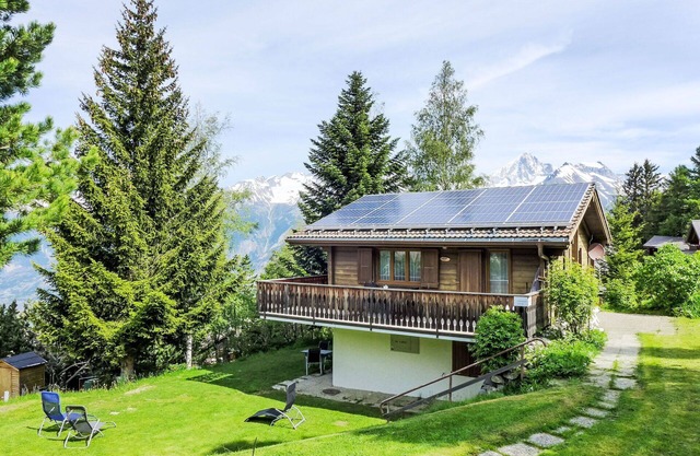 Stunning private villa for 6 guests with TV, patio, pets allowed, panoramic view and parking