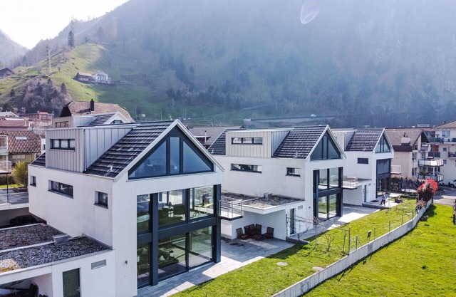 Stunning private villa for 10 guests with WIFI, TV, patio, pets allowed and parking