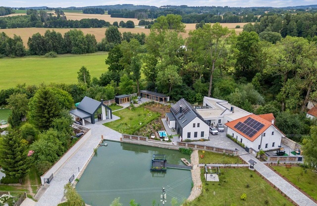 Stunning private villa for 20 people with WIFI, hot tub, A/C, TV, terrace and pets allowed