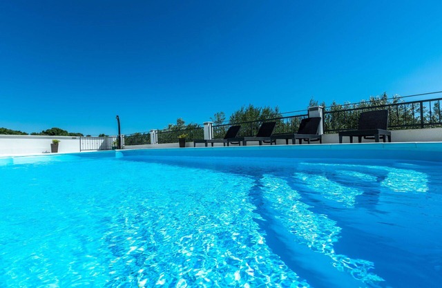 Stunning private villa for 8 people with hot tub, A/C, private pool, WIFI, TV, terrace and parking
