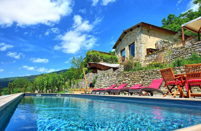 Stunning private villa with private pool, WIFI, A/C, TV, veranda, panoramic view, close to Florence
