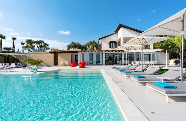 Stunning private villa for 6 people with private pool, A/C, WIFI, TV, patio and panoramic view