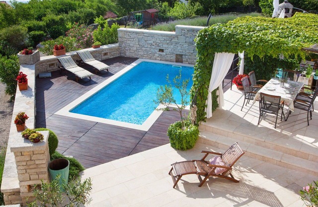 Stunning private villa with private pool, hot tub, A/C, WIFI, TV, terrace and pets allowed