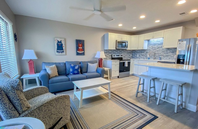 Stunning Remodeled 1BR Condo with Amazing Beach Views. Sleeps 4. Pool.