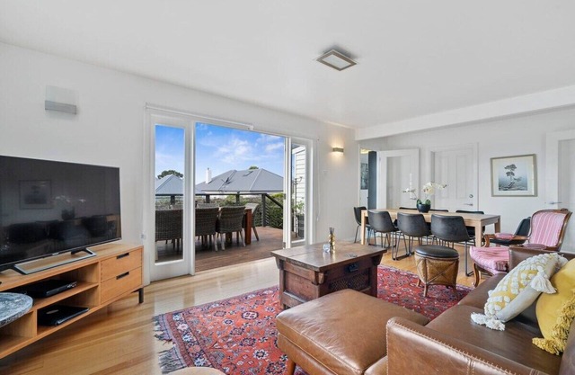 Stunning Renovated Home, close to CBD Sleeps 8