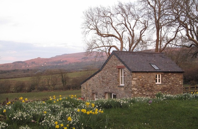Stunning sea and mountain views near Cwm yr Eglws. Perfect for a winter break
