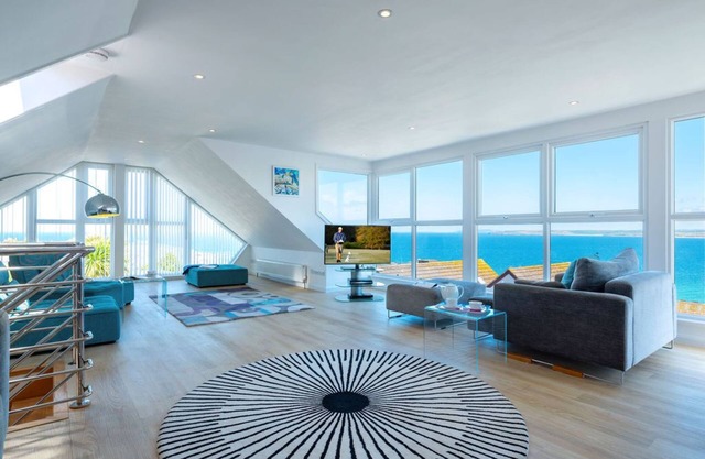 Stunning sea views, close to the centre of St Ives & car parking for upto 3 cars