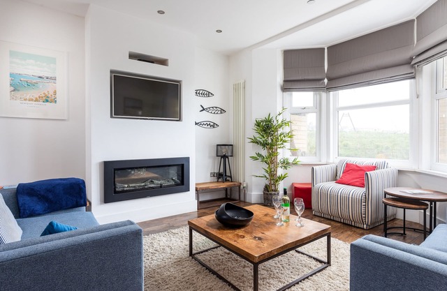Stunning seaside with cinema room, sea views - ideal for friends and families