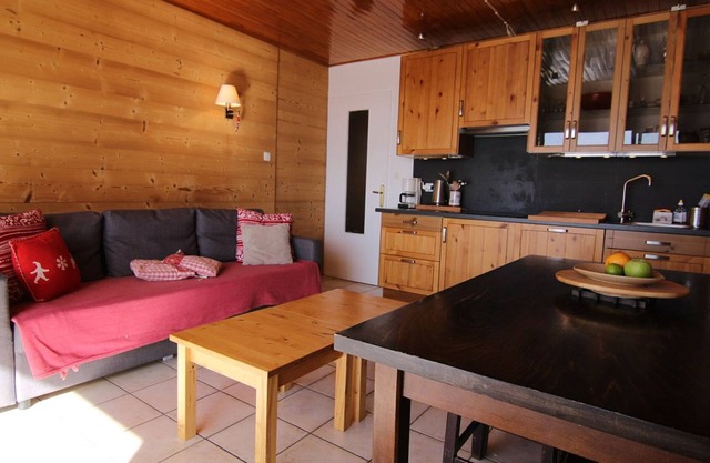 Stunning Ski-In/Ski-Out Studio for 4 with South-Facing Balcony in Alpe d'Huez