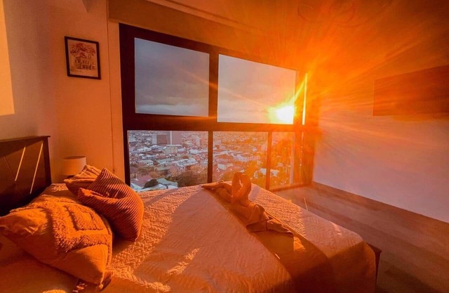 Stunning Sunset View Apartment with Free Parking