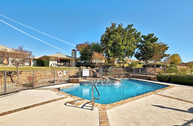 Stunning Townhome in Horseshoe Bay with Hot Tub