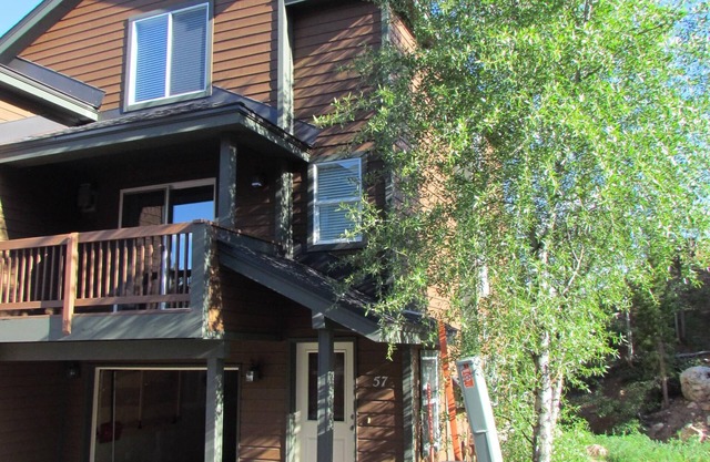 Stunning Townhome with mountain views, Ideal all season location