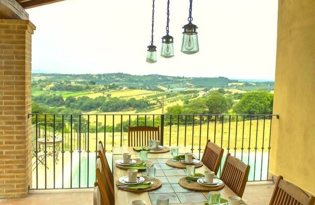 Stunning Umbrian Farmhouse and infinity pool with views of the valley D'orza