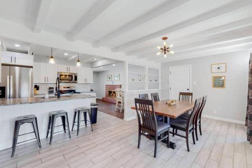 Stunning Upper Family Unit with King Beds & Yard