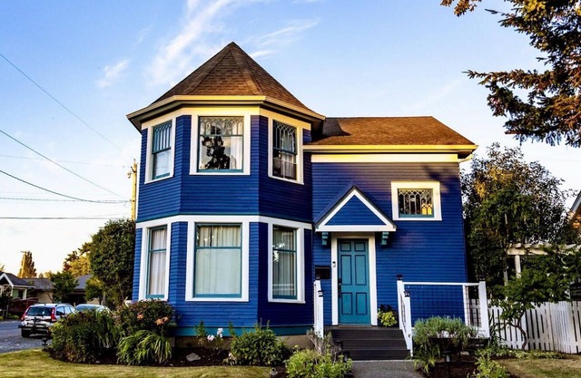 Stunning Victorian 4BR w/Hot Tub 5 Min to Downtown