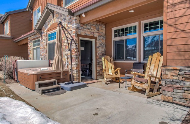 Stunning Views, 4BR, 15 minutes to ski resorts, steps from trails and Blue River