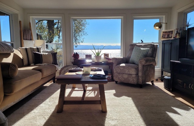 Stunning views, cottage charm and modern luxury converge in the 1000 Islands!
