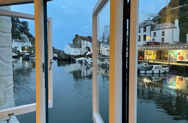 Stunning Views of Polperro Harbour from this Waterfront Cottage. Free Parking.
