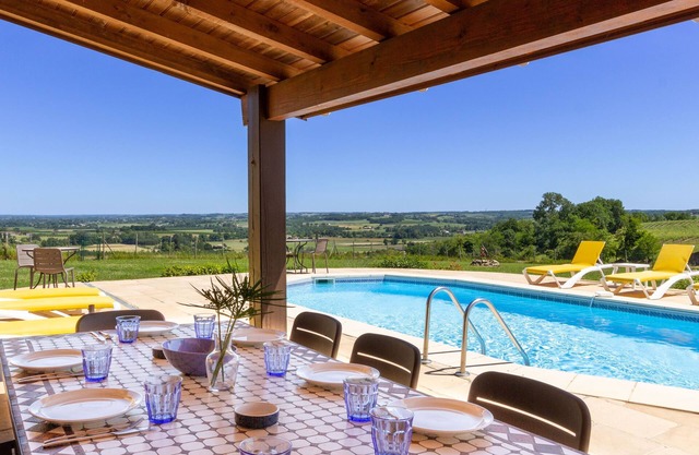 Stunning views, private pool, AC. Walk to cafe and bread. Near historic towns