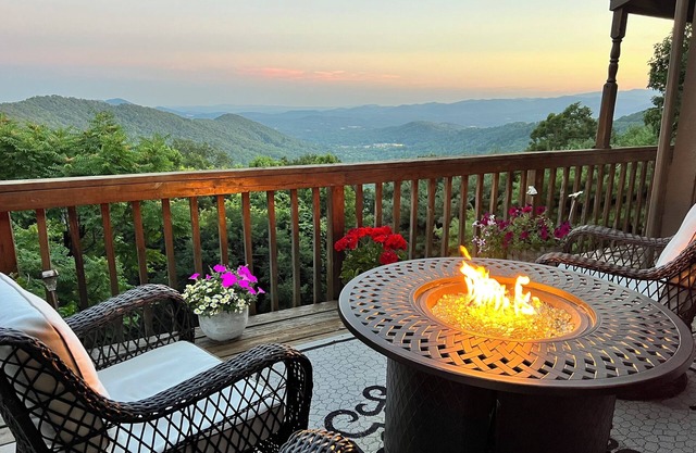 Stunning Views! Romantic getaway Privacy Secluded 3 mi to downtown Asheville