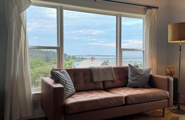 Stunning views! South Shore 4BR cottage - Walk to Hirtle's Beach