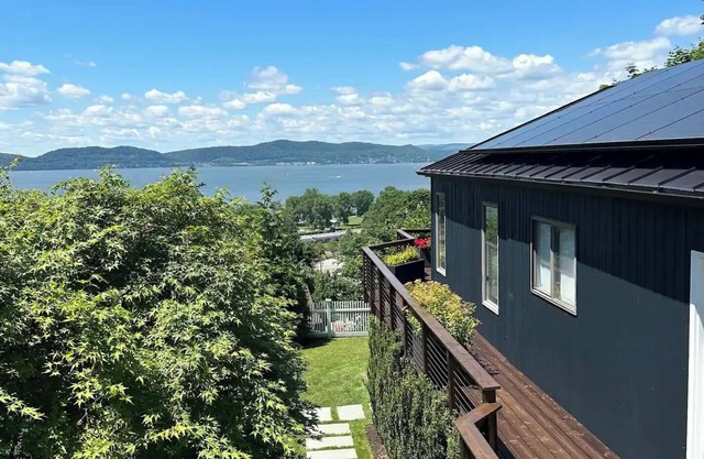 Stunning views, 3-bedroom house in delightful Croton-on-Hudson with WiFi, AC