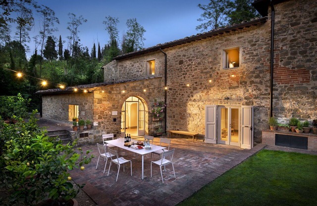 Stunning villa for 18 guests with WIFI, A/C, private pool and TV