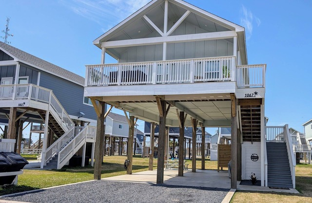 Stunning Villa with Upper Deck Views of the Gulf and Intercoastal Waterway.