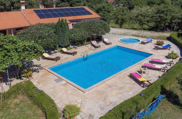 Stunning villa for 15 guests with private pool, WIFI, A/C, TV, patio, pets allowed and parking