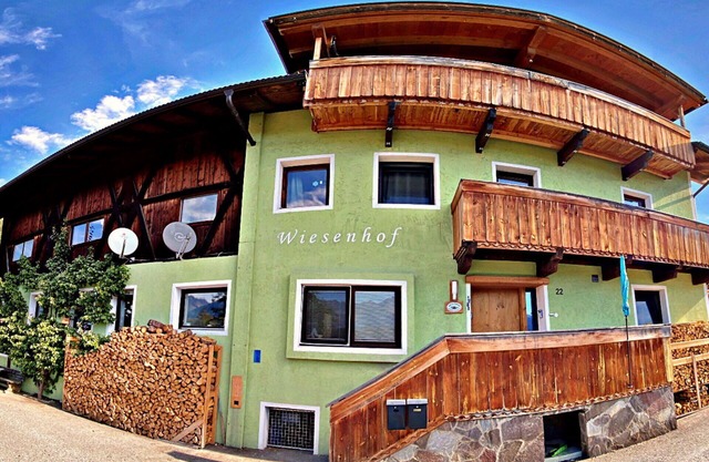Stunning villa for 4 guests with WIFI, TV and balcony
