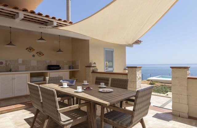 Stunning villa for 6 guests with A/C, private pool, WIFI, TV and terrace