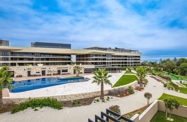 Stunning villa for 8 guests with A/C, pool, hot tub, WIFI, TV and terrace