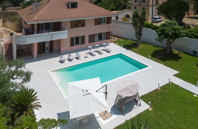 Stunning villa for 8 people with WIFI, private pool, A/C, hot tub, TV and terrace