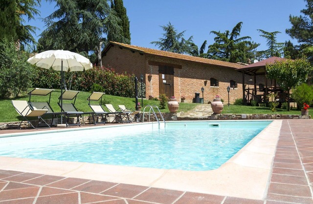 Stunning villa for 4 guests with A/C, private pool, WIFI, TV and panoramic view, close to Cortona