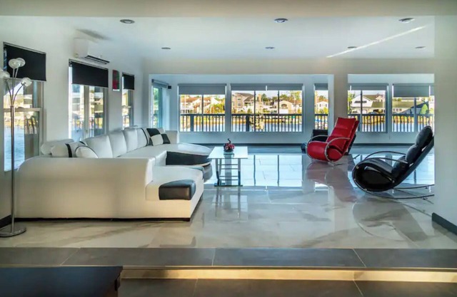 Stunning Waterfront Stay in Massapequa L.I