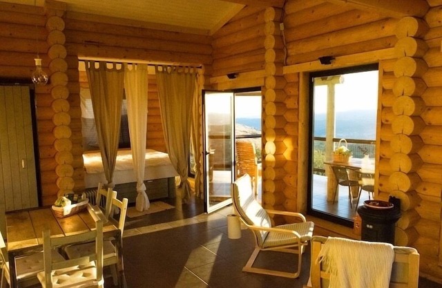 Sturdy solid wood cottage with panoramic mountain views
