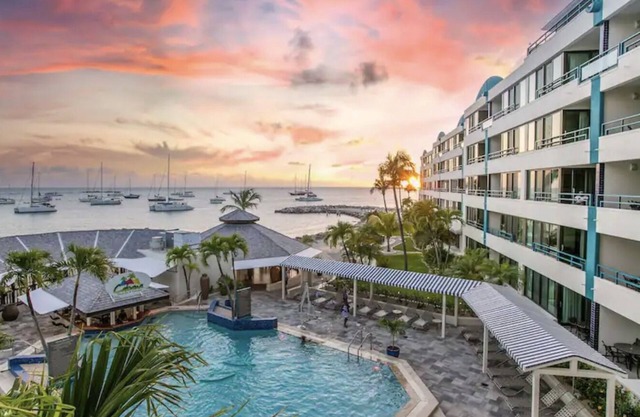 Stylish 1 Bedroom with Ocean Views!
