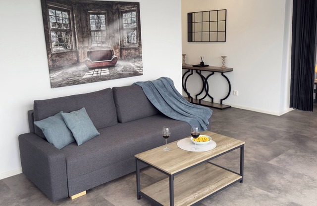 Stylish 135 sqm penthouse with air conditioning. Cologne/Bonn airport 15 minutes away