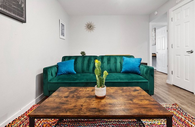 Stylish 1BR Near UT | Highland | Evonify