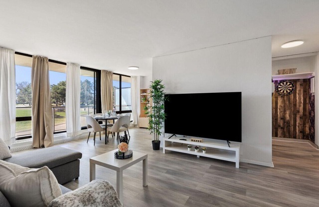 Stylish 1BR with King Bed, Patio, Dart Room, and Free Parking – 10 min to SQ1