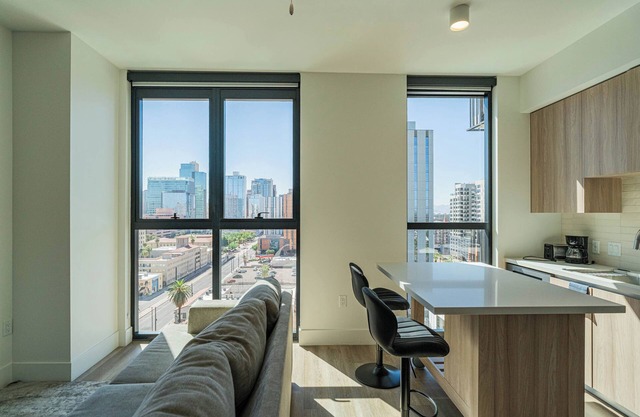 Stylish 1BR1BA with Pool, Gym, Rooftop + Washer/Dryer