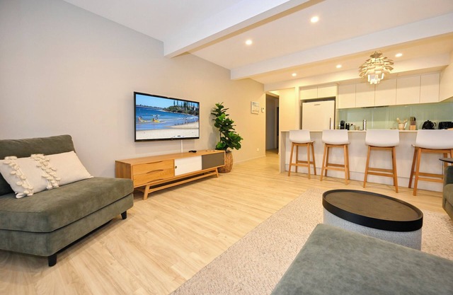 Stylish 2 b/r, 2 Bath Apartment - 4 Guests ZC5