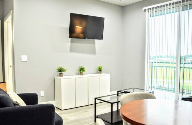 Stylish 2 bed/2bath in Sealy with Pool