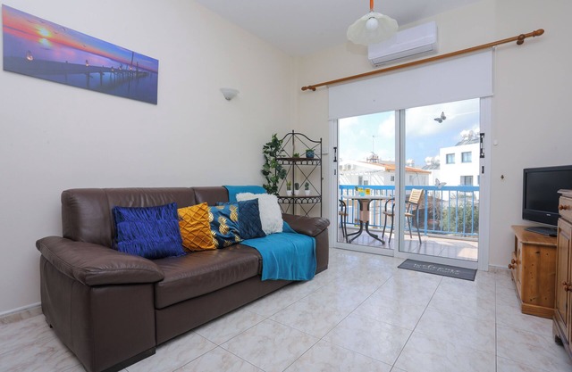 Stylish 2 Bed Apartment in Central Paphos, Close To Beach, Home From Home