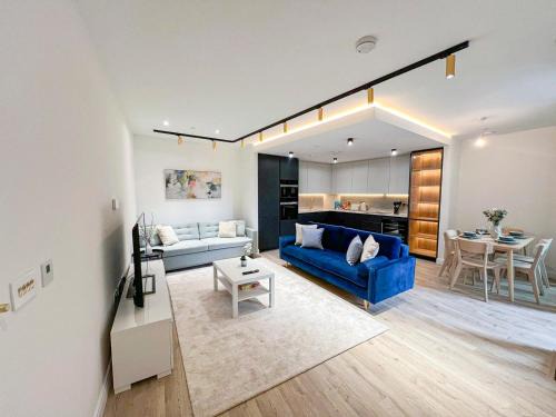 Stylish 2-Bed Flat with Private Balcony & Lift near Farringdon, Clerkenwell, Shoreditch, Hoxton
