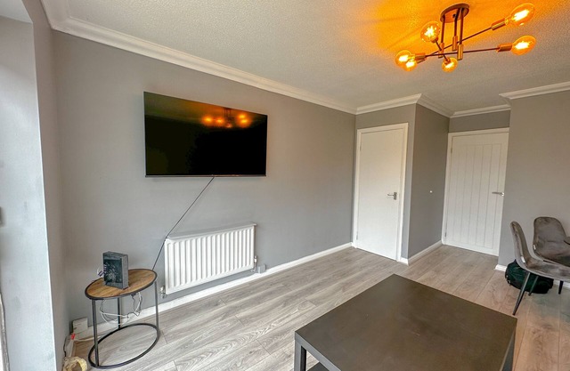 Stylish 2 Bed House with free parking