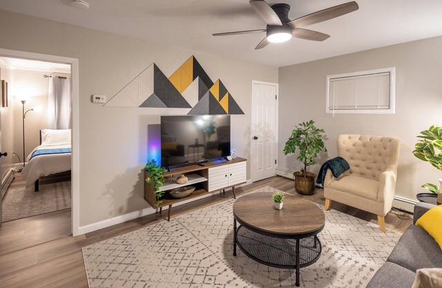 Stylish 2 Bedroom, Pet friendly w/fenced-in yard, Laundry, Private Entrance